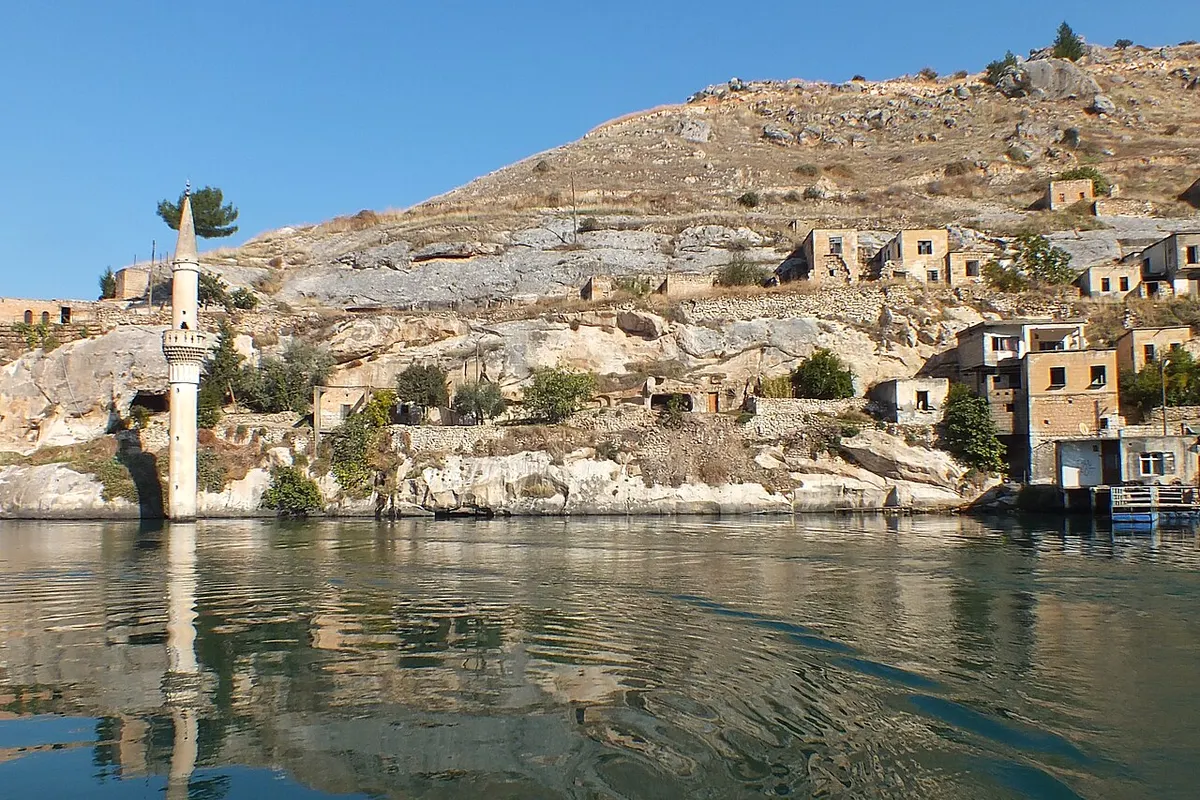 Eski Halfeti ve Fırat Nehri kıyısındaki batık minare