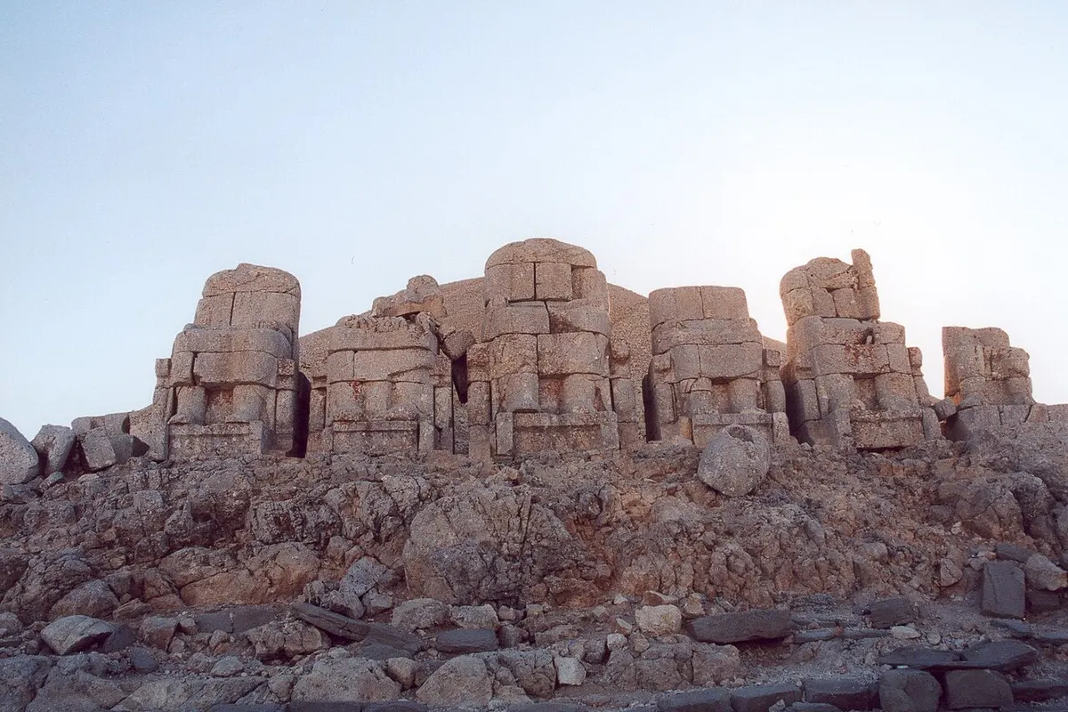 Nemrut Dağı doğu terasındaki anıtsal heykel başları
