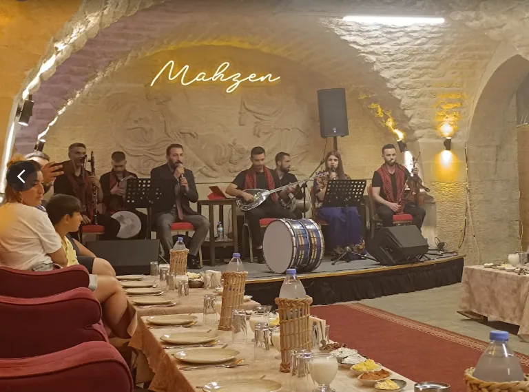 Mahzen sıra gecesi canlı müzik sahnesi