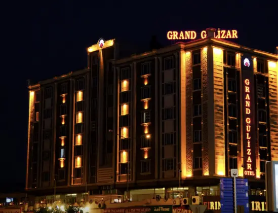 Grand Gülizar Hotel gece dış görünüm