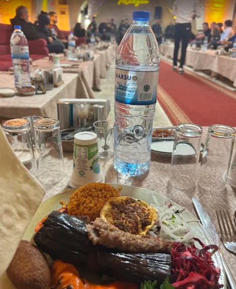 Abraham Sıra Gecesi yemekli menü tabağı ve salon görünümü