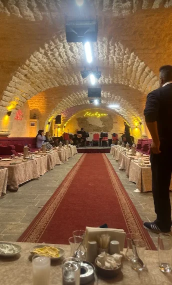 Abraham Sıra Gecesi taş kemerli salon görünümü