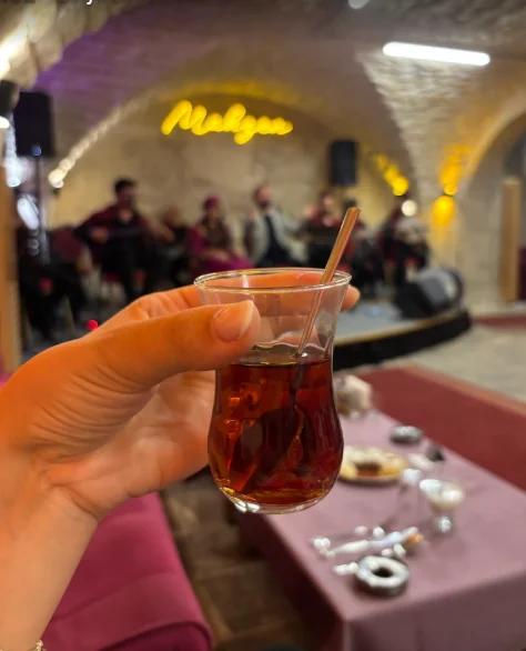 Abraham Sıra Gecesi mırra ve çay ikramı