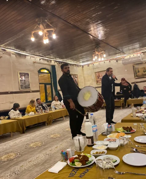 Tarihi Han Sıra Gecesi sunucu ve sahne alanı