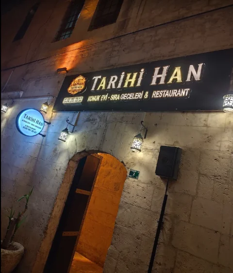 Tarihi Han Sıra Gecesi yemek servisi ve masa düzeni