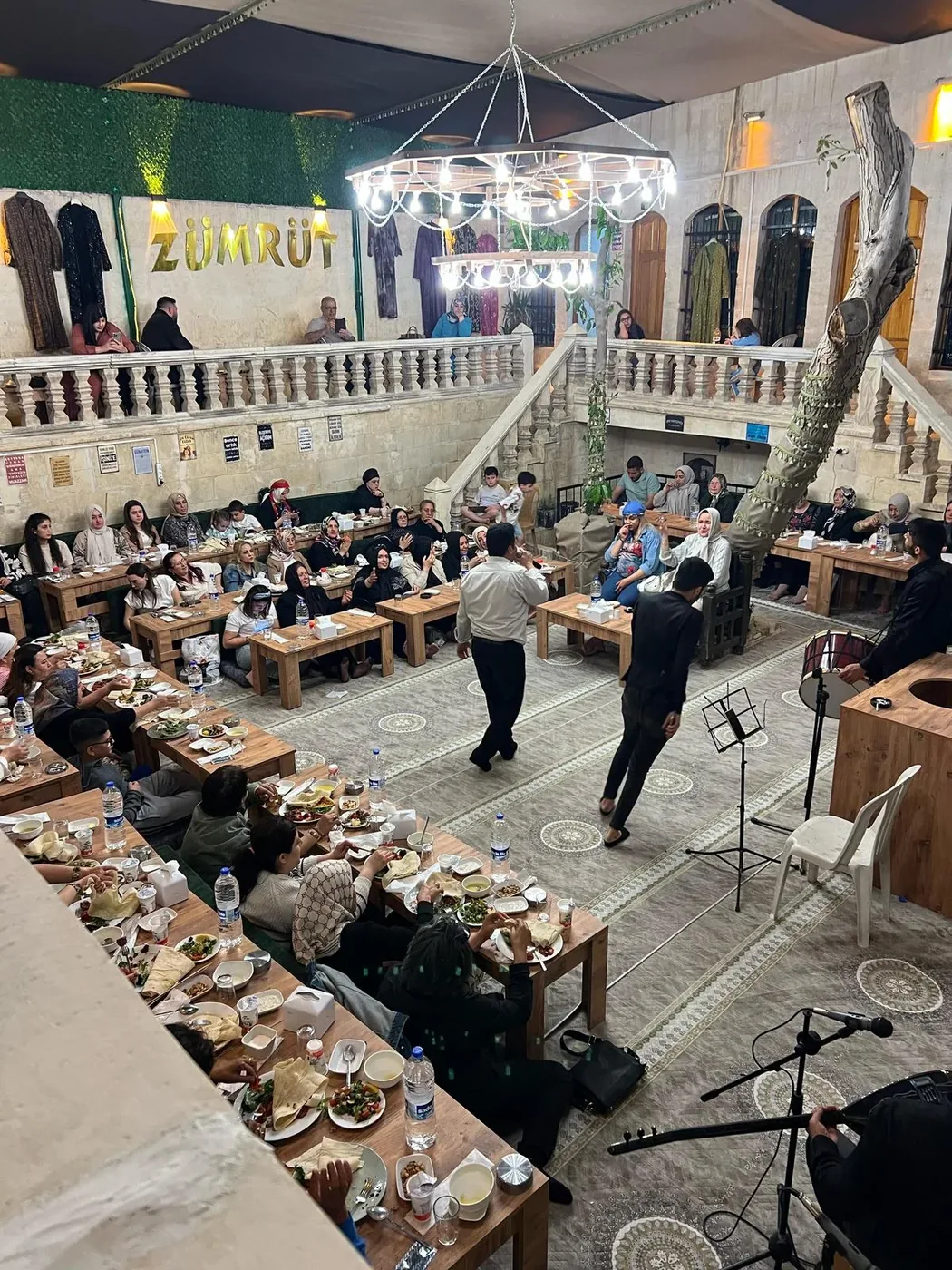 Zümrüt Konukevi Sıra Gecesi avlu ve misafirler