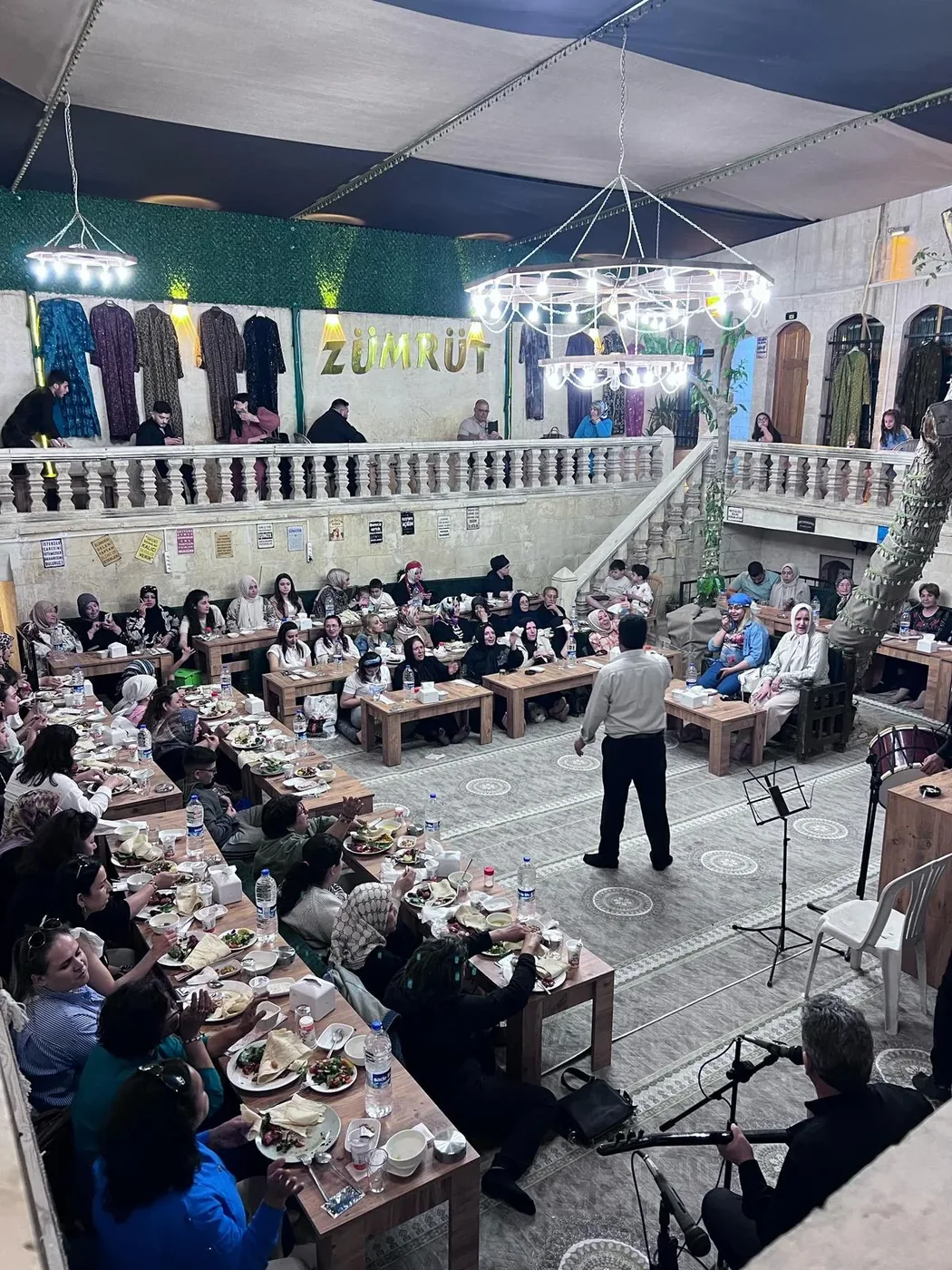 Zümrüt Konukevi Sıra Gecesi program alanı
