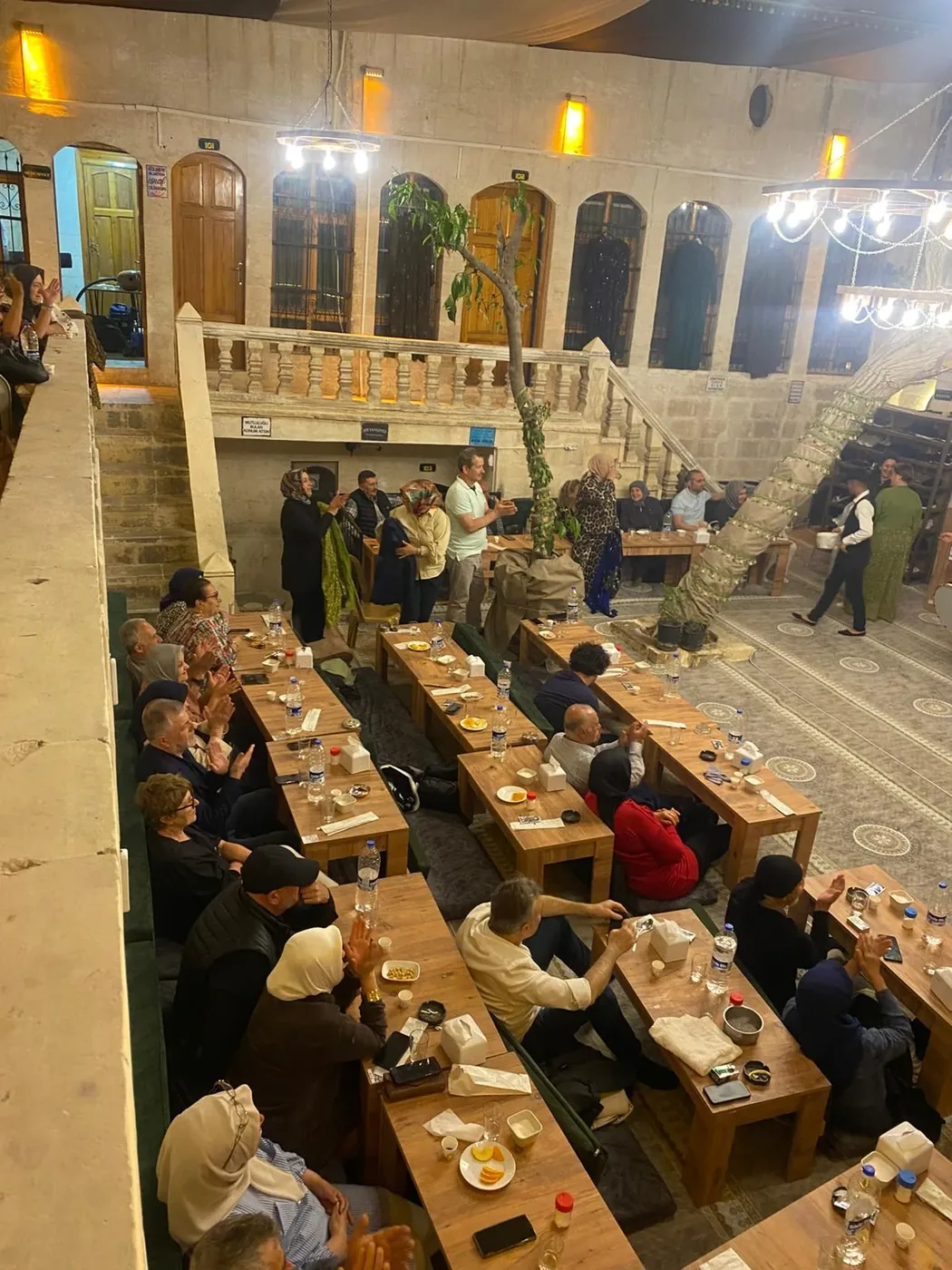 Zümrüt Konukevi Sıra Gecesi avlu oturma düzeni