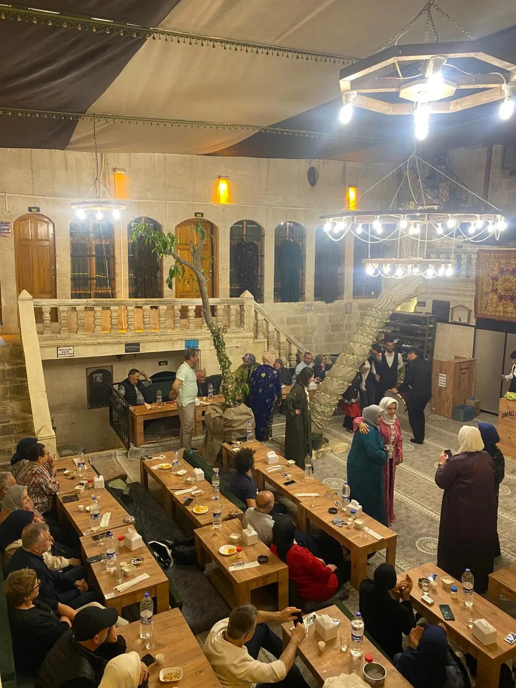 Zümrüt Konukevi Sıra Gecesi program salonu